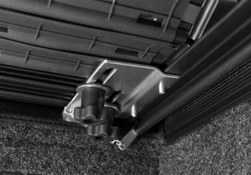 BAK 88-13 Chevy Silverado/GM Sierra Revolver X4s 6.6ft Bed Cover (2014 HD /2500 /3500) - Striker Modified